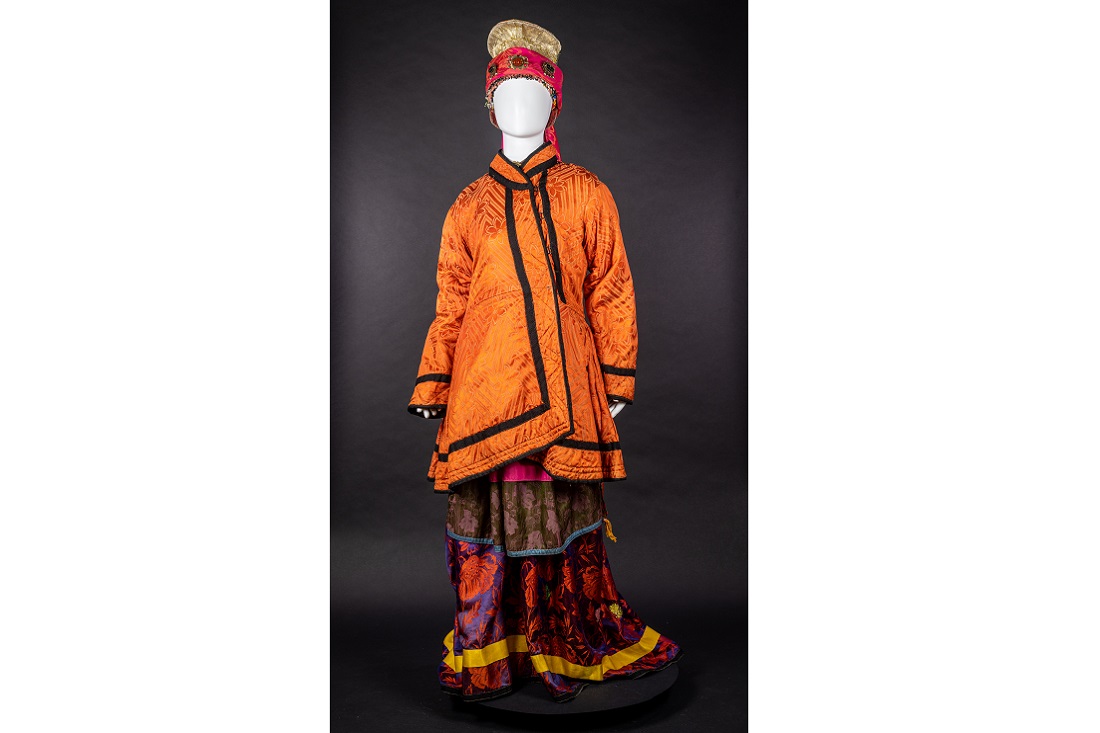 Комплекс праздничной одежды старообрядки Забайкалья («семейской») с «курмушкой». Сборы доктора исторических наук Ф. Ф. Болонева. Место хранения: Институт археологии и этнографии СО РАН, Новосибирск.