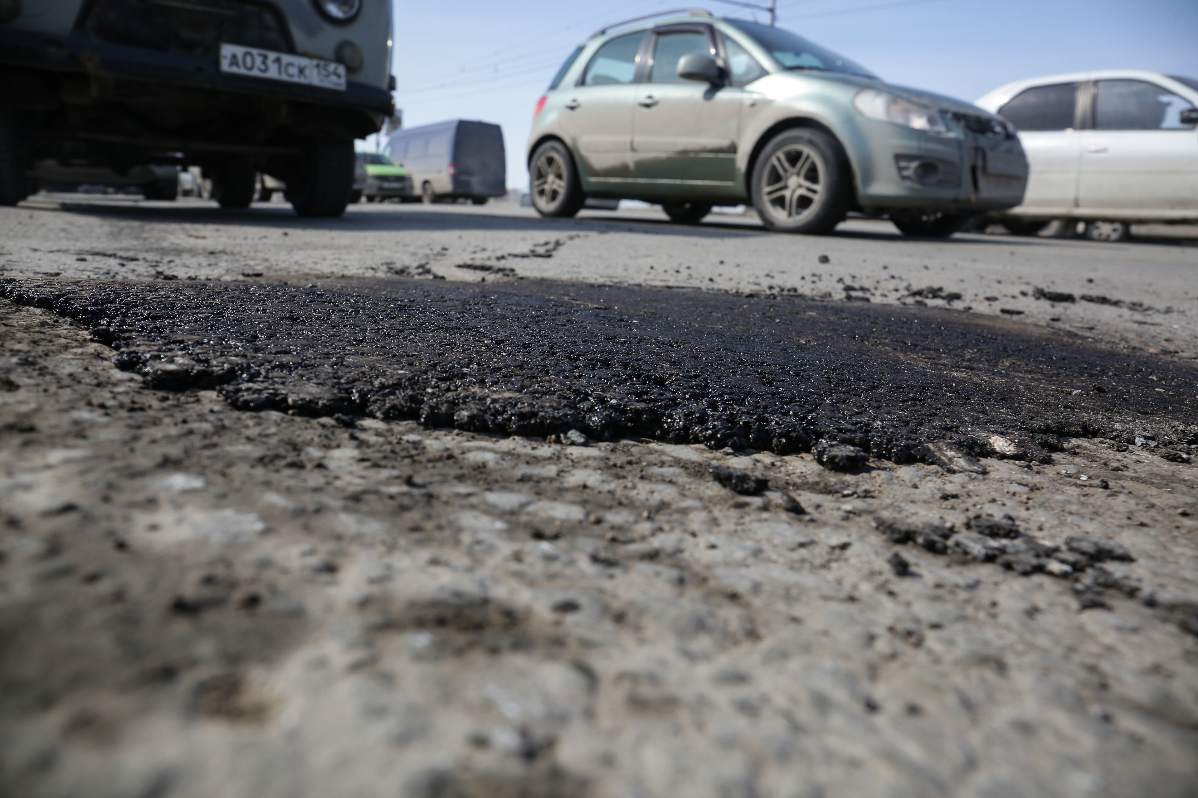 Ямочный ремонт дорог холодным асфальтом.  Апрель 2021 года