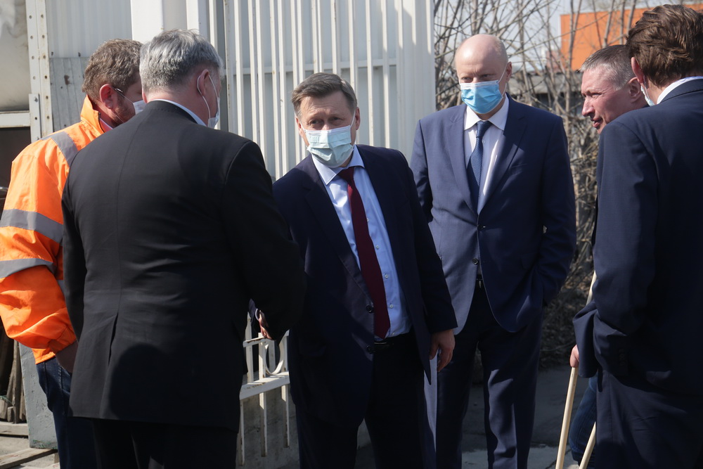 Мэр Новосибирска Анатолий Локоть (в центре)