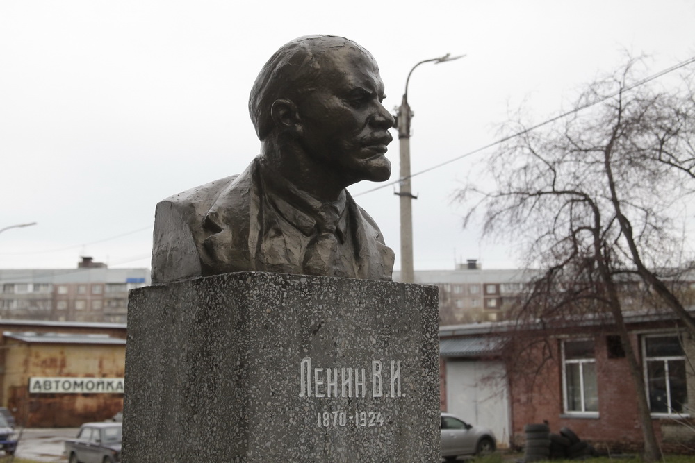 Бюст на улице Кутателадзе