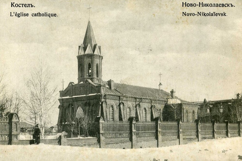 В 1909 году в Ново-Николаевске построили костёл во имя святого Казимира. Здание снесли при строительстве ЦУМа в середине 1960-х годов.