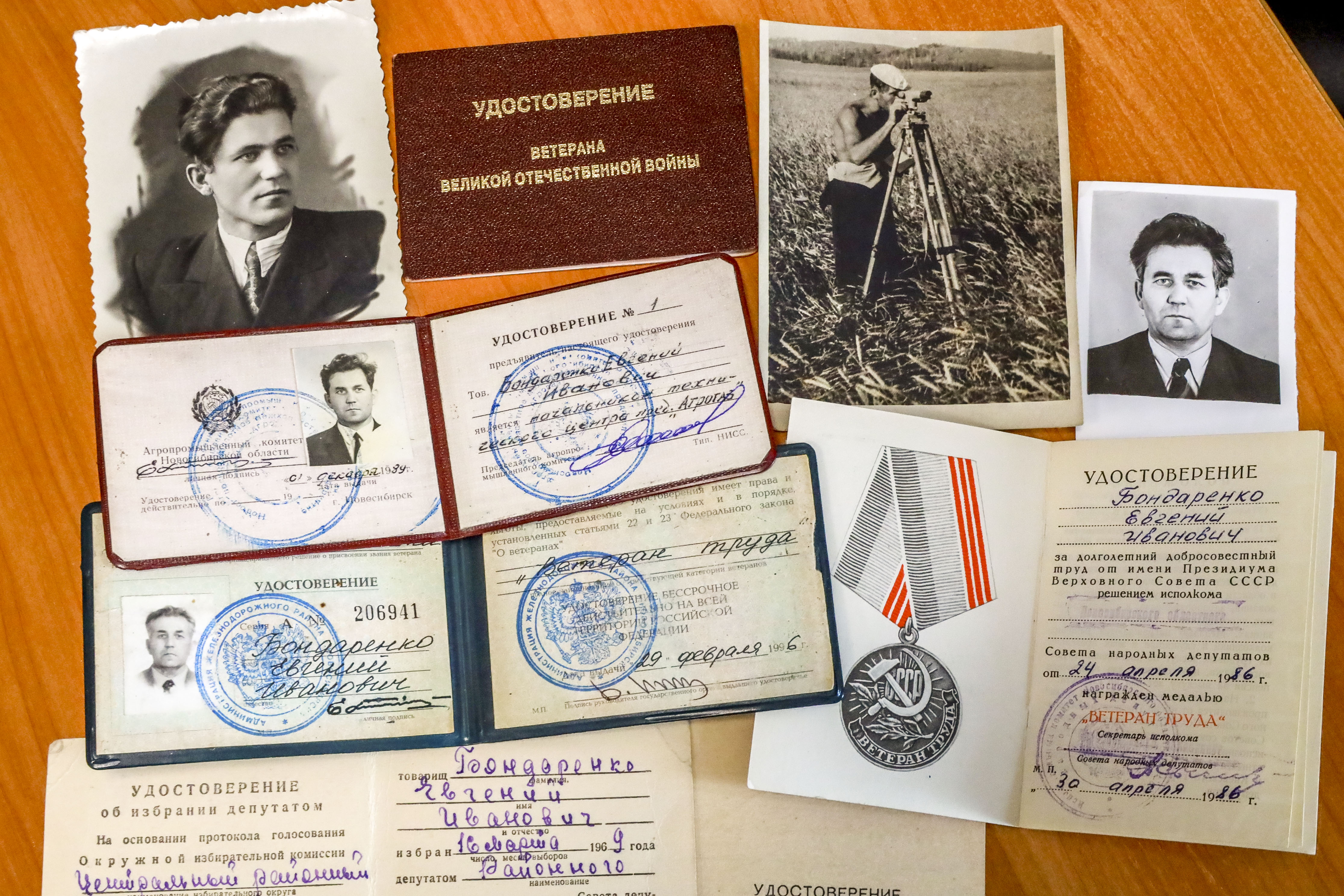 Документы и фотографии главного инженера проекта Евгения Бондаренко