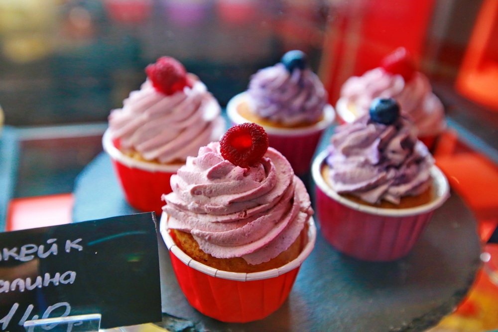 Названия тоже говорящие: «Фитоняшка тропическая», «Мистер Протеин», «Молочная девочка». Все десерты готовят на месте. Здорово — и точка.