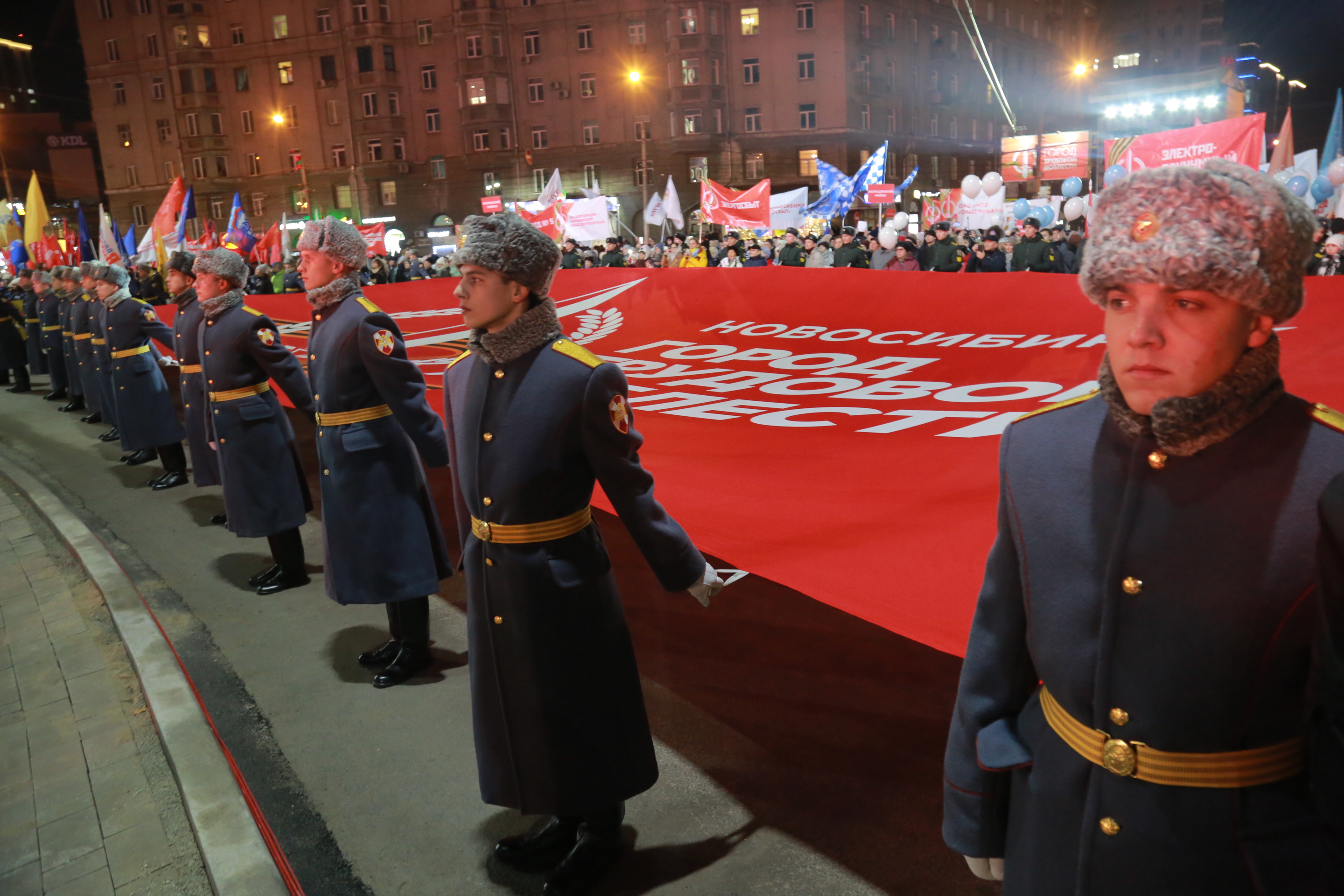 Открытие стелы «Город трудовой доблести» на площади Калинина