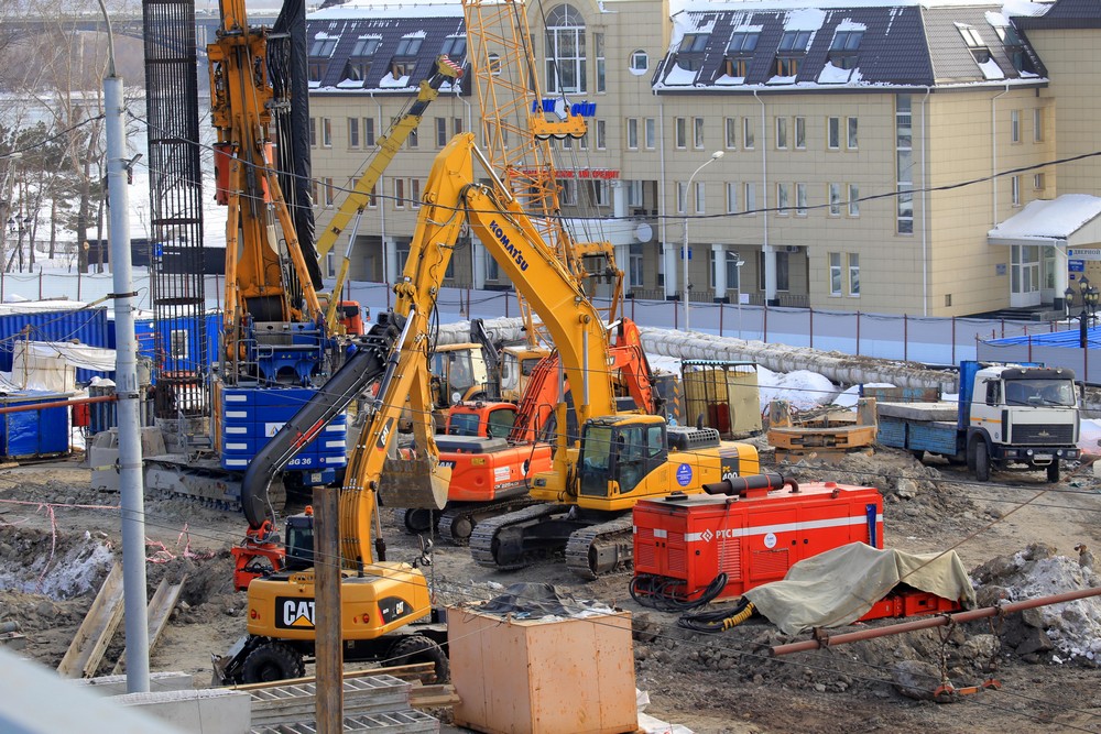 Вид на стройку моста с правого берега. Март 2021 года