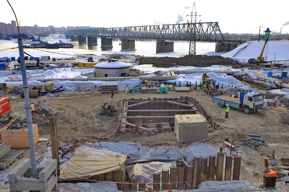 Вид на стройку моста с правого берега. Март 2021 года
