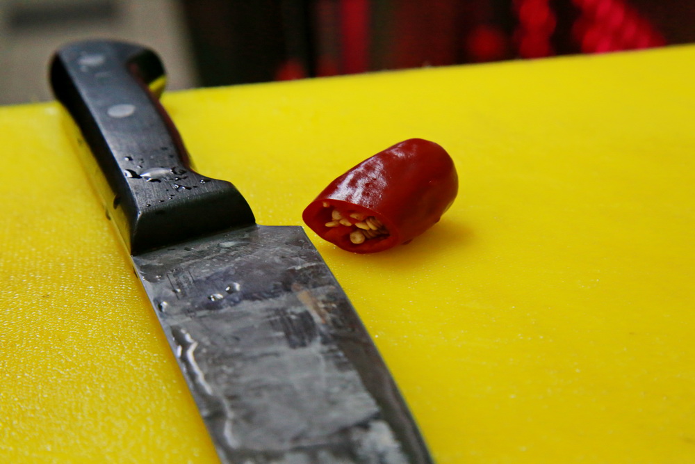 Острота блюда зависит от количества перечных слайсов. В среднем кладут три. Если хочется повторить дома — лучше добавить их в готовое блюдо в конце сервировки. Мы предупредили!