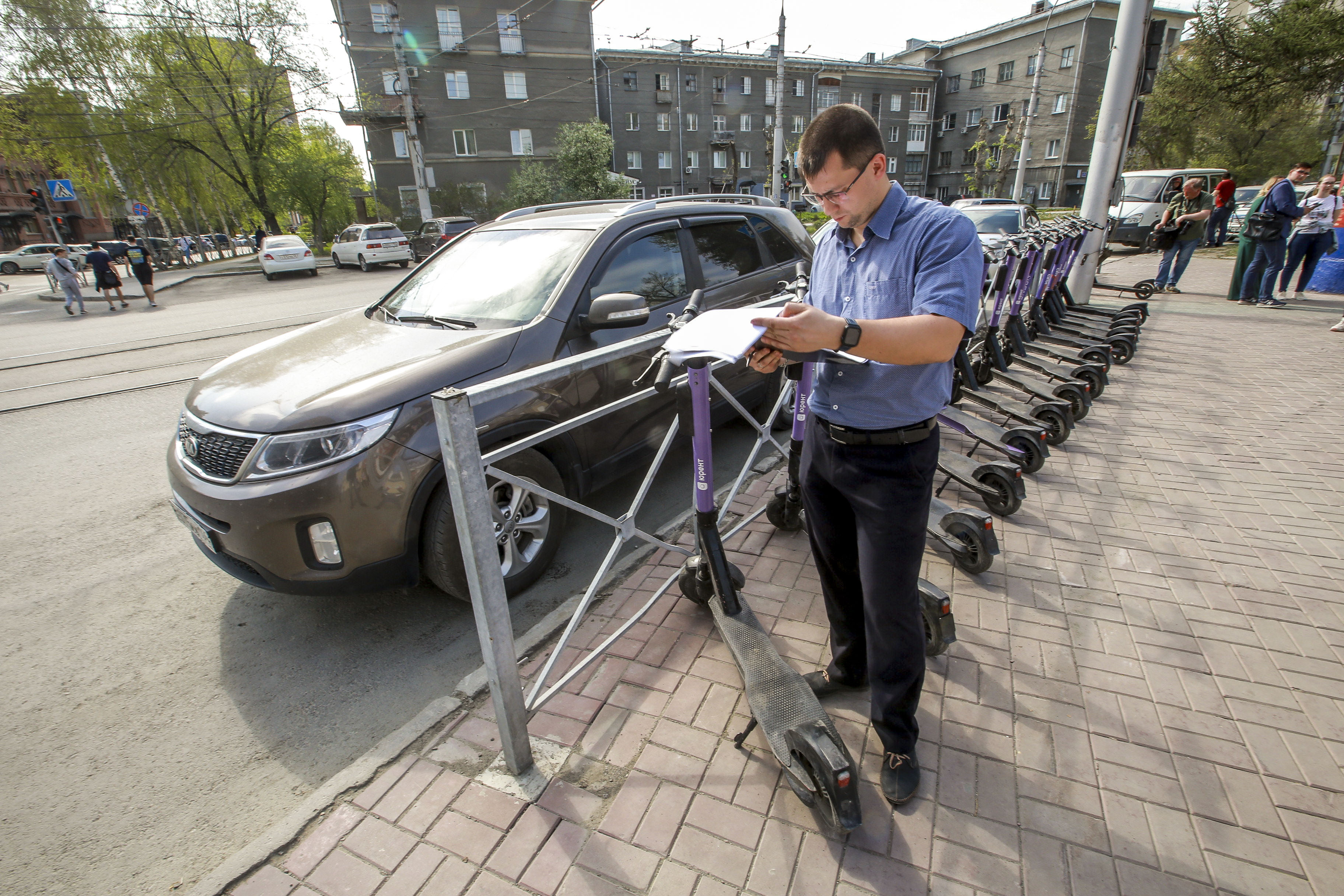 Изъятие хаотично припаркованных самокатов в центре Новосибирска (14 мая 2022 года)