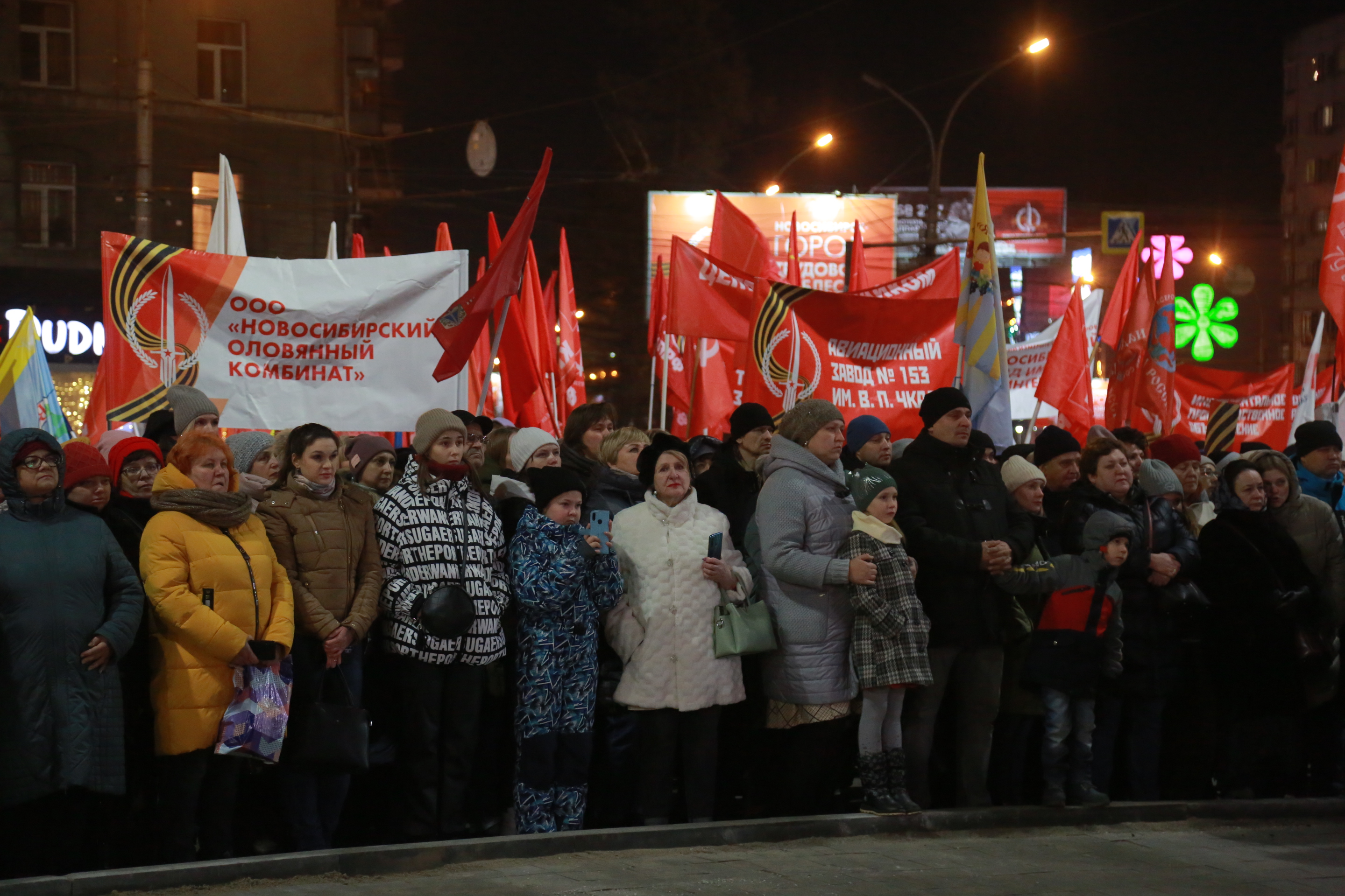 Открытие стелы «Город трудовой доблести» на площади Калинина