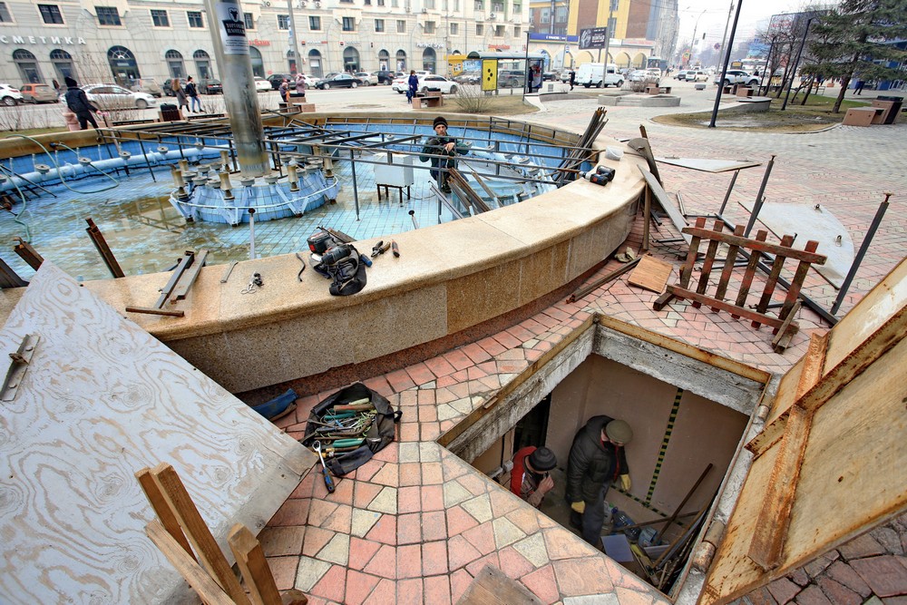 Подготовка фонтана на Орджоникидзе к работе в летний сезон