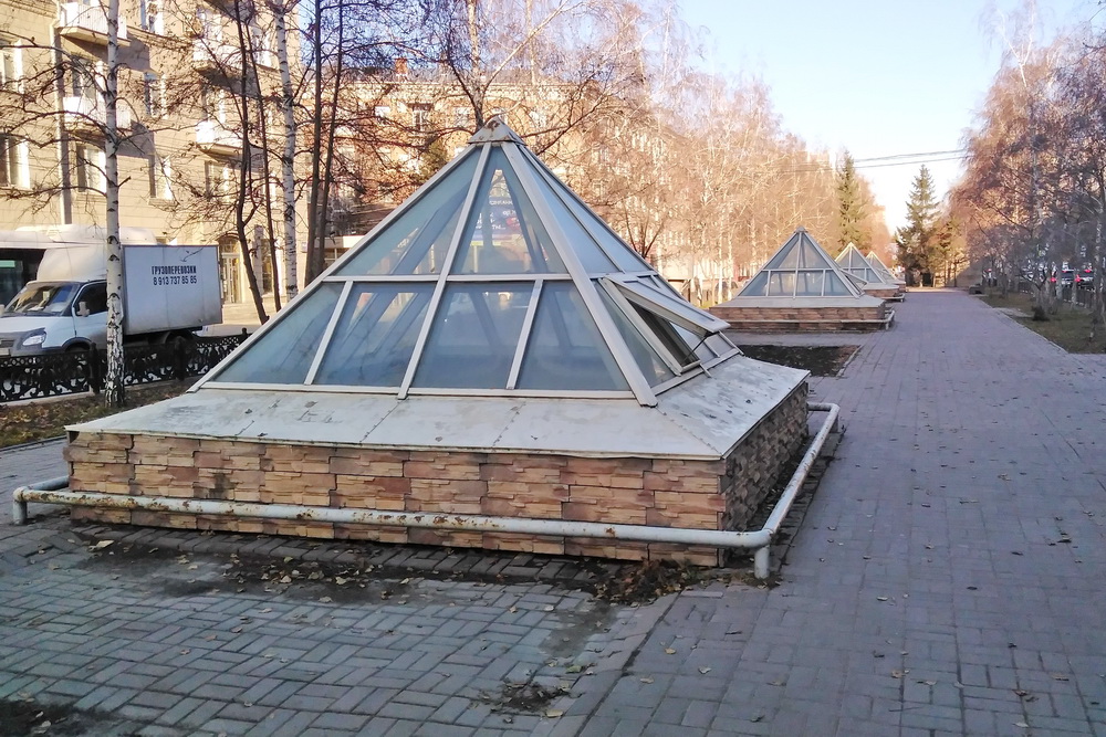 Пирамиды в районе станции метро «Заельцовская»