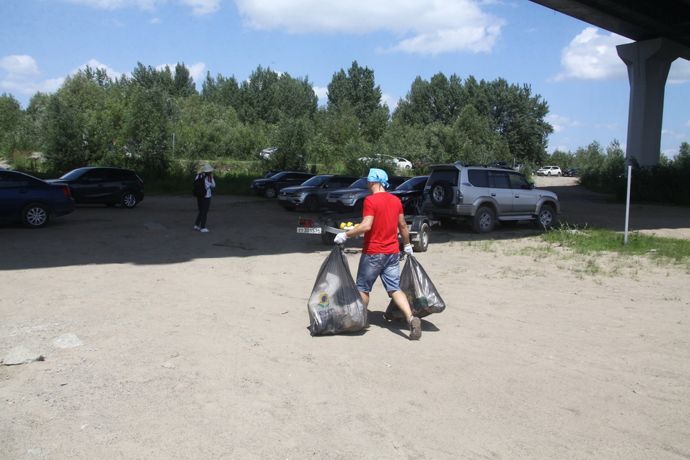 Уборка на острове Кустовой под Бугринским мостом. Июль 2022 года