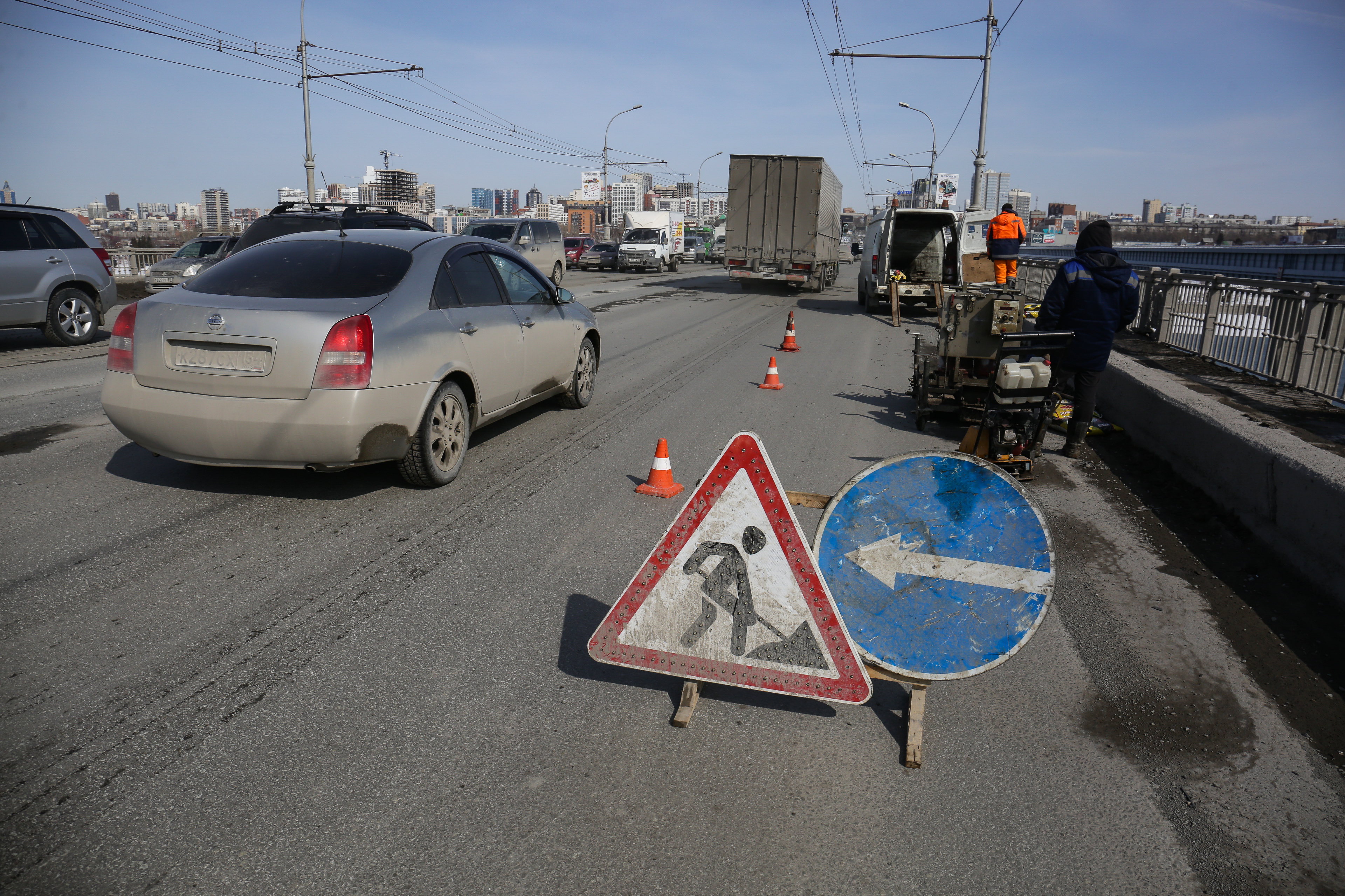 Ямочный ремонт дорог холодным асфальтом.  Апрель 2021 года