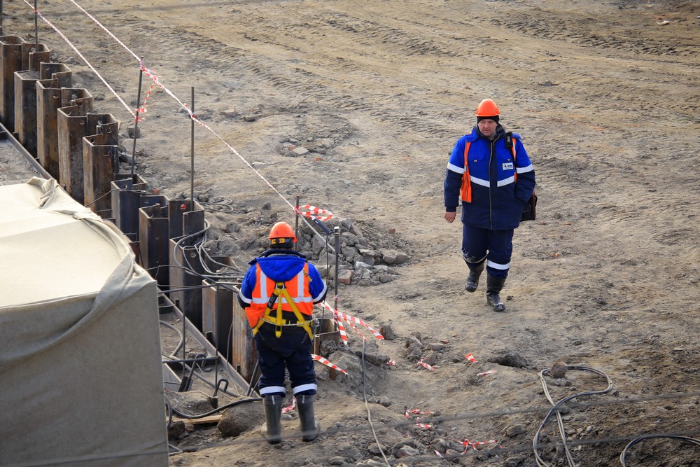 Вид на стройку моста с правого берега. Март 2021 года