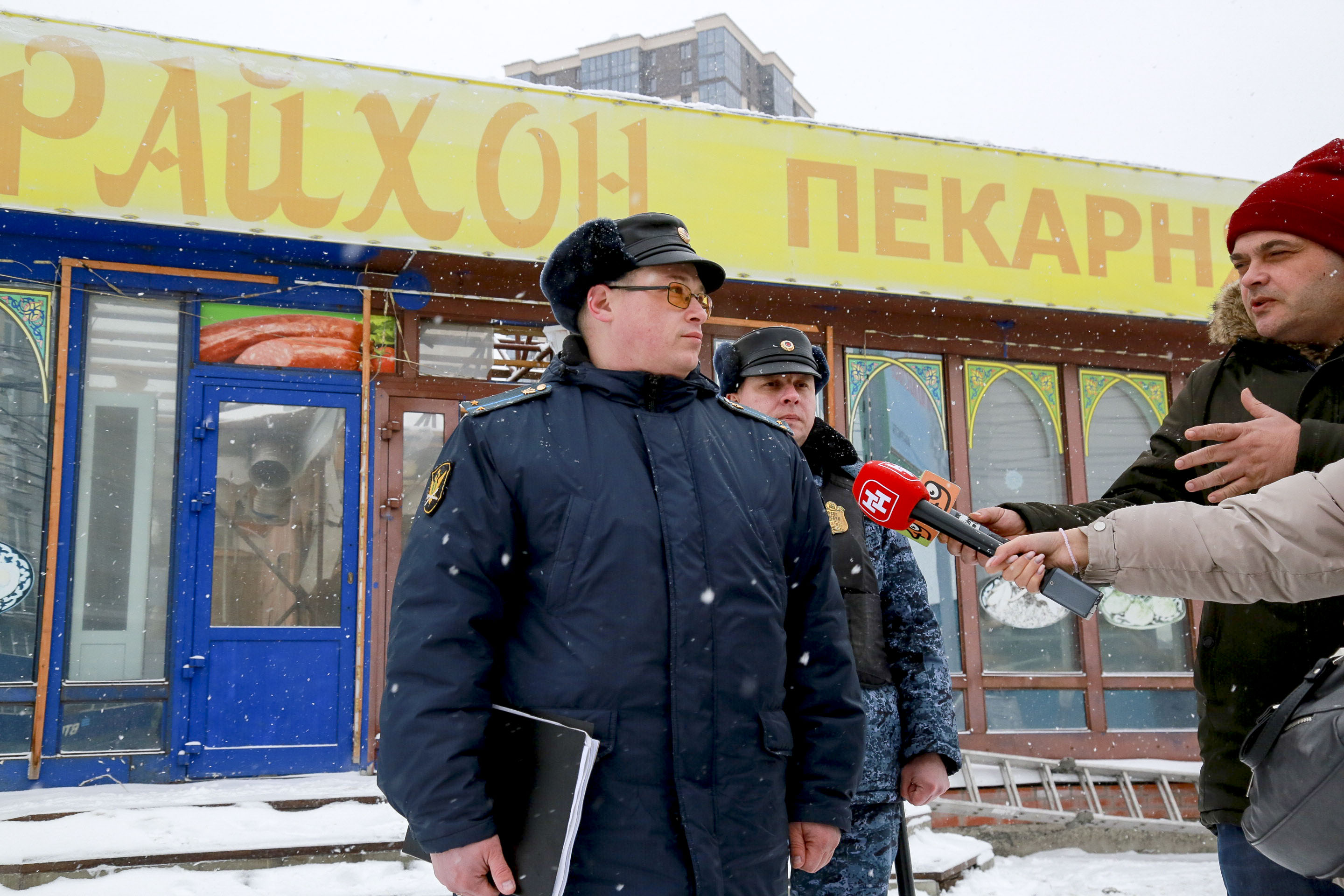 Судебный пристав Роман Волошин