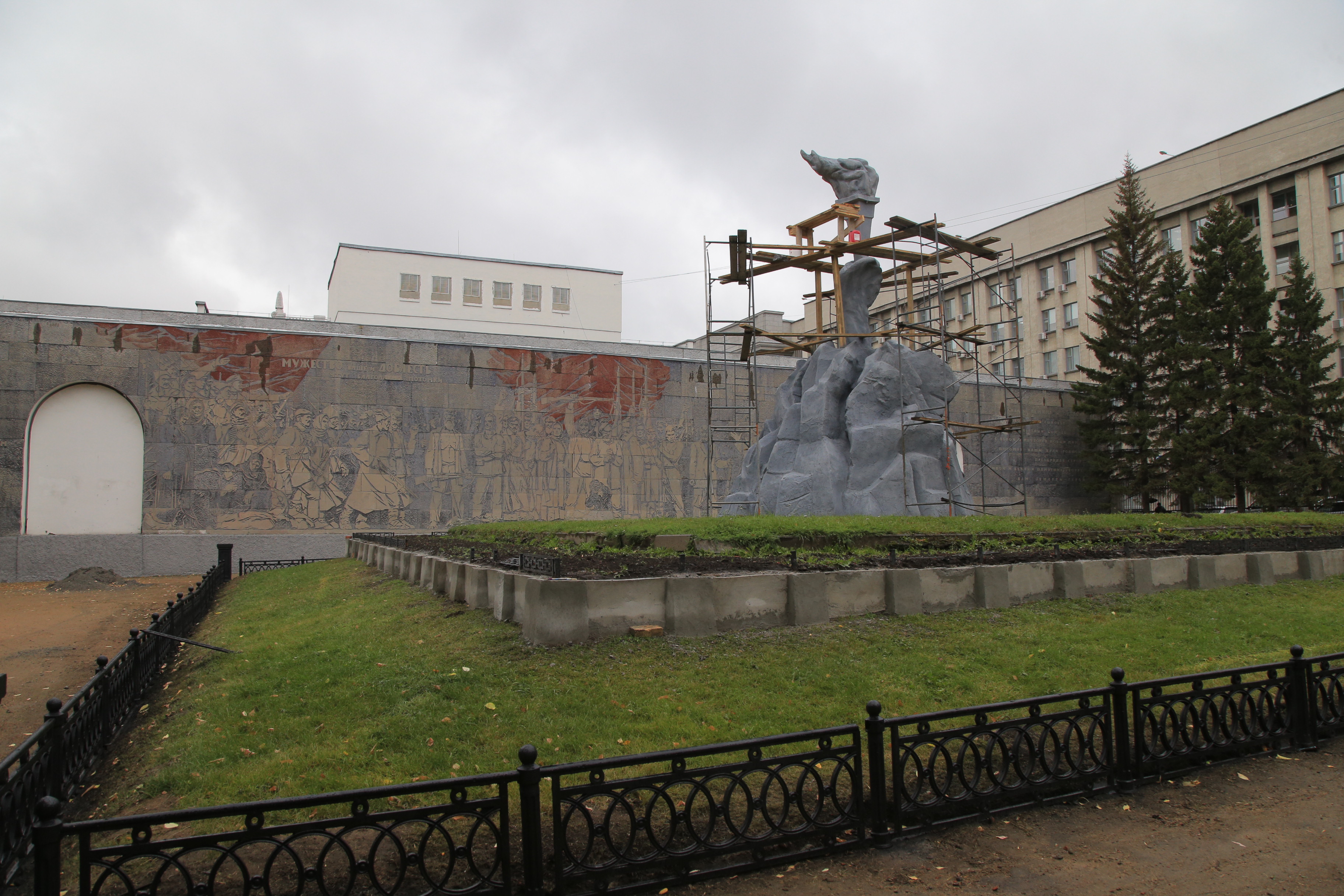 Реконструкция сквера Героев Революции (сентябрь 2019 года)