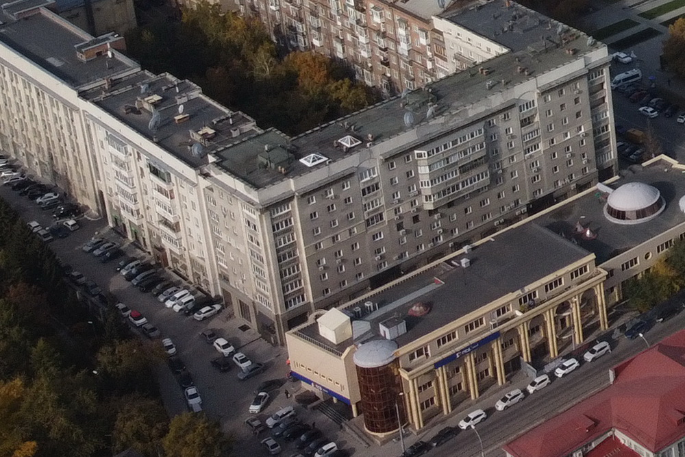 Пирамидки на крыше дома на улице Серебренниковской, 37