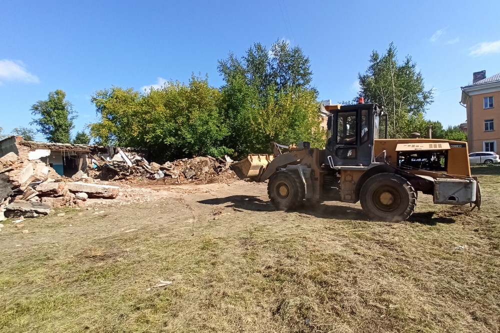 Техника разбирает остатки рухнувшей стены возле школы №57. Август 2021 года