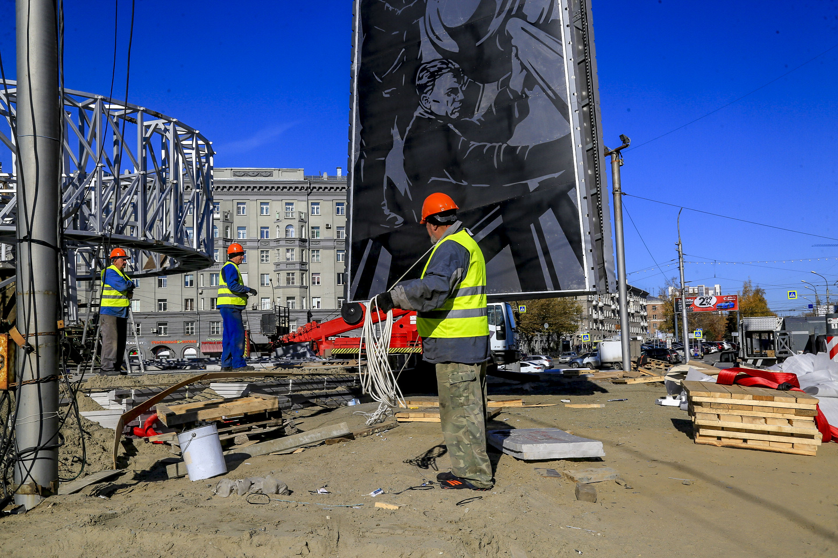 Установка шпиля стелы «Новосибирск — город трудовой доблести». 14 октября 2022 года