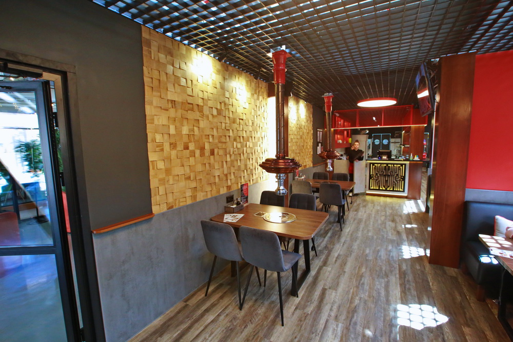 CHINGU — кафе аутентичной корейско-японской кухни. Название переводится как «друг». Хозяйка-кореянка использует в меню личные рецепты. Один из них — яичный суп яцыбан с камчатским крабом и зеленью.