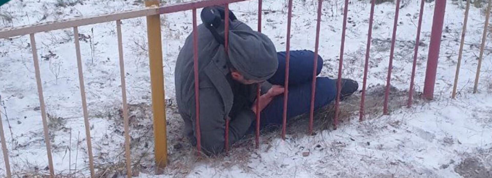 Застрявшего головой в заборе новосибирца освободили спасатели