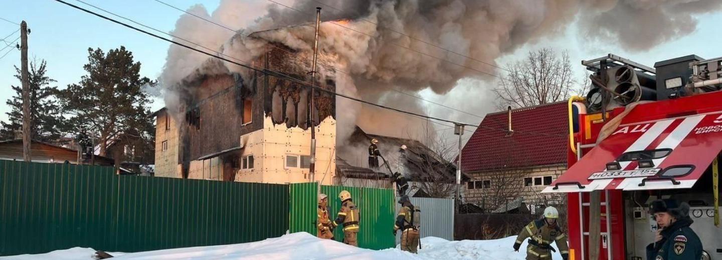 Школьника эвакуировали с крыши горящего дома в Новосибирске