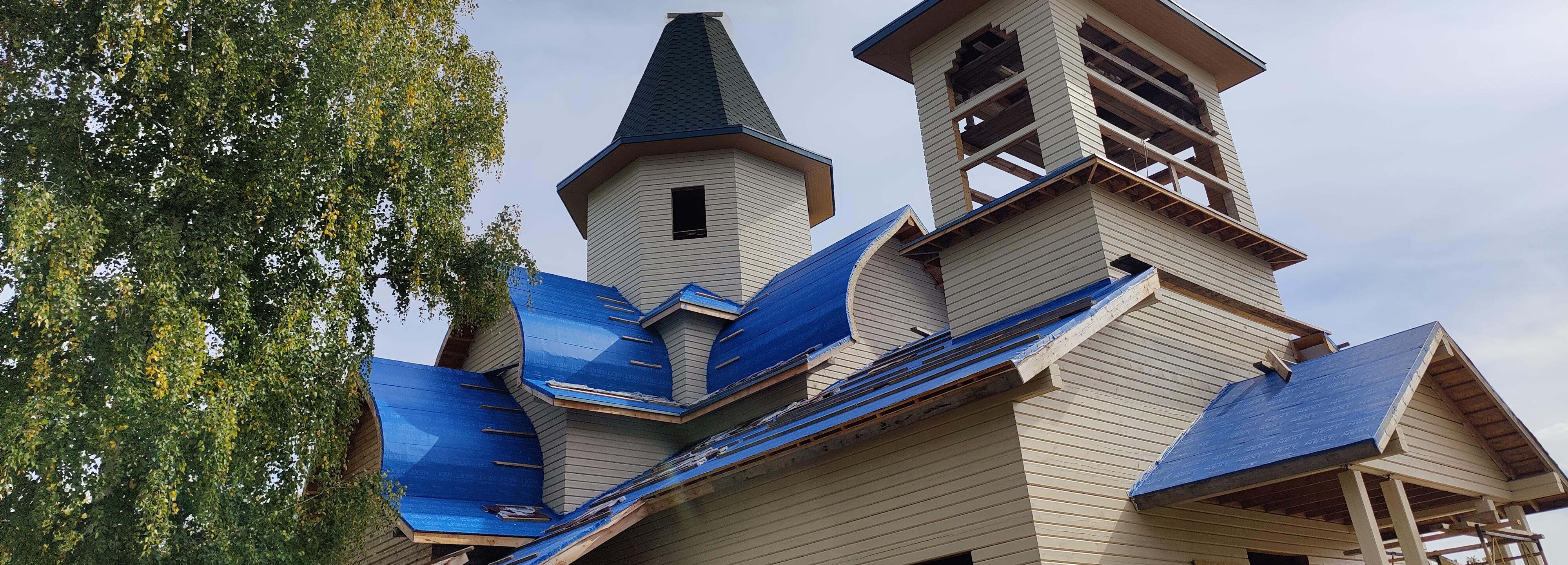 Деревянный храм с многоярусной башней на Охотской обрёл очертания