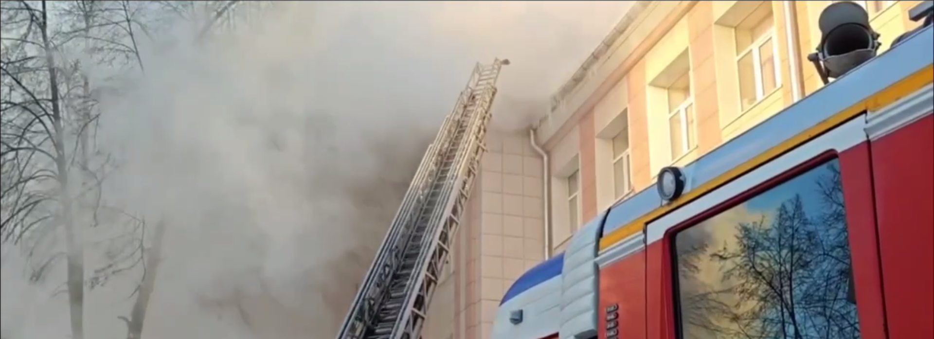 670 человек эвакуировали из горящего колледжа в Новосибирске