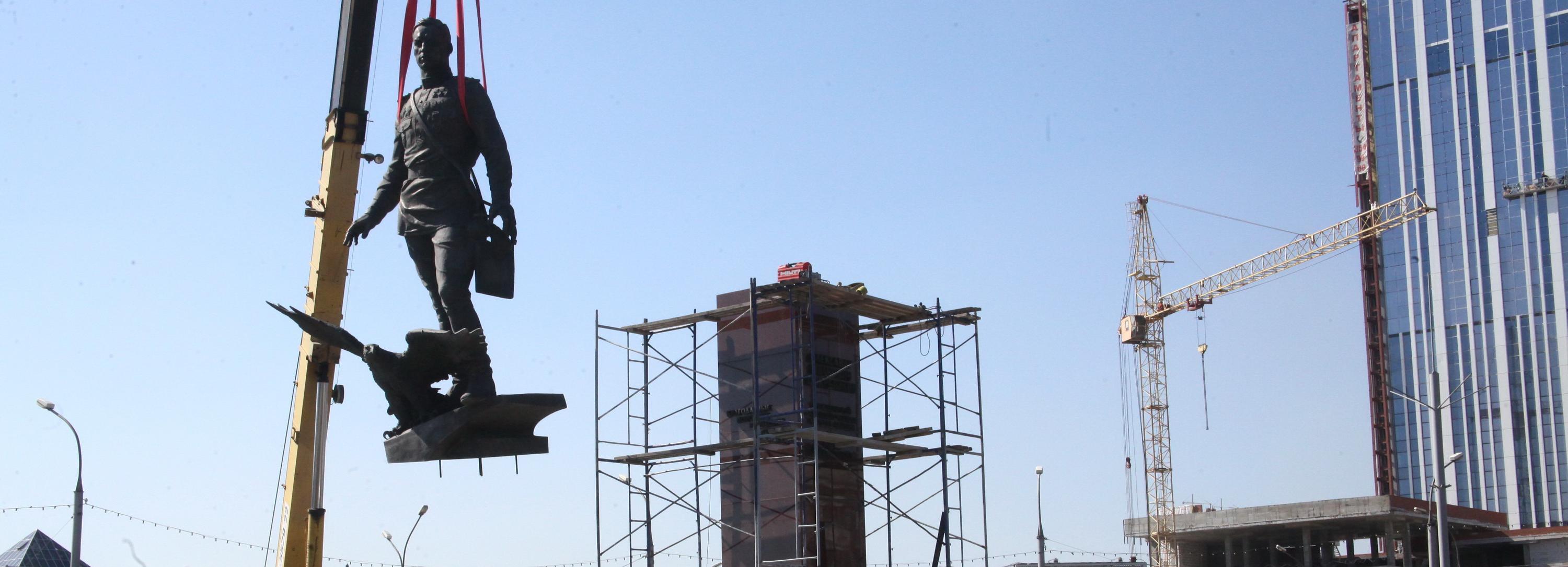 Скульптуру маршала Покрышкина вернули на постамент на площади Маркса