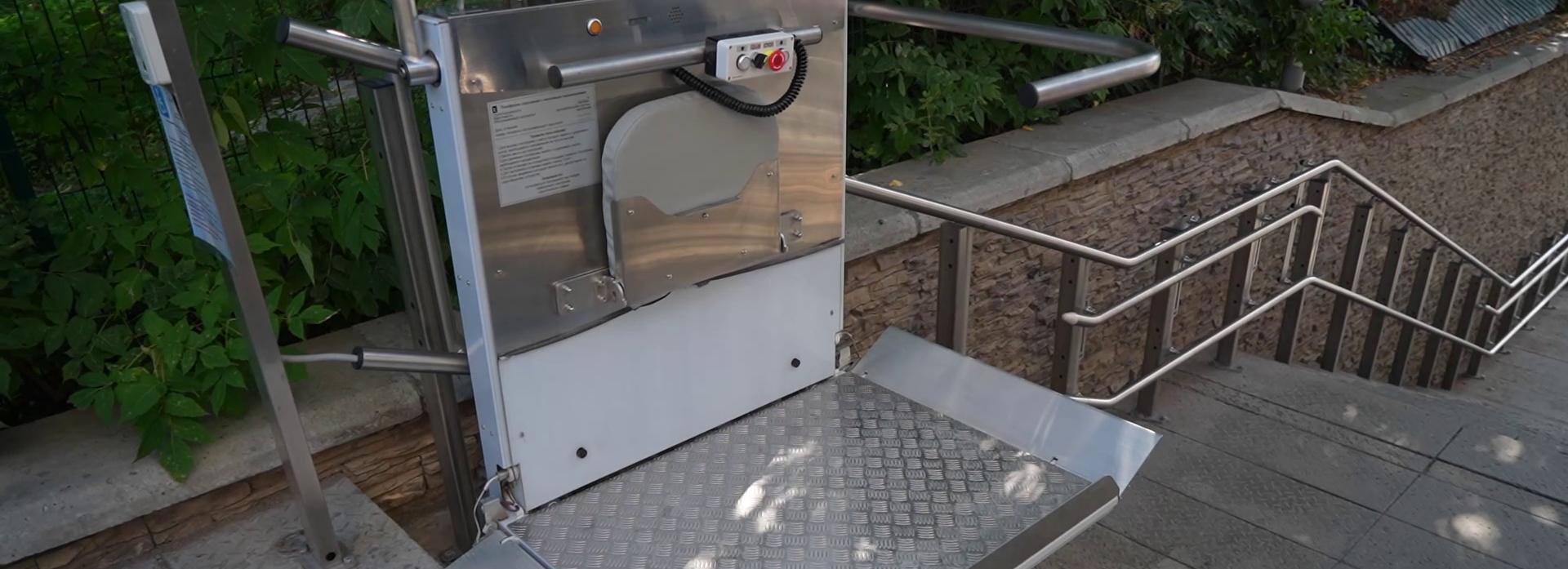 Первый в Новосибирске уличный подъёмник оценил подросток на коляске