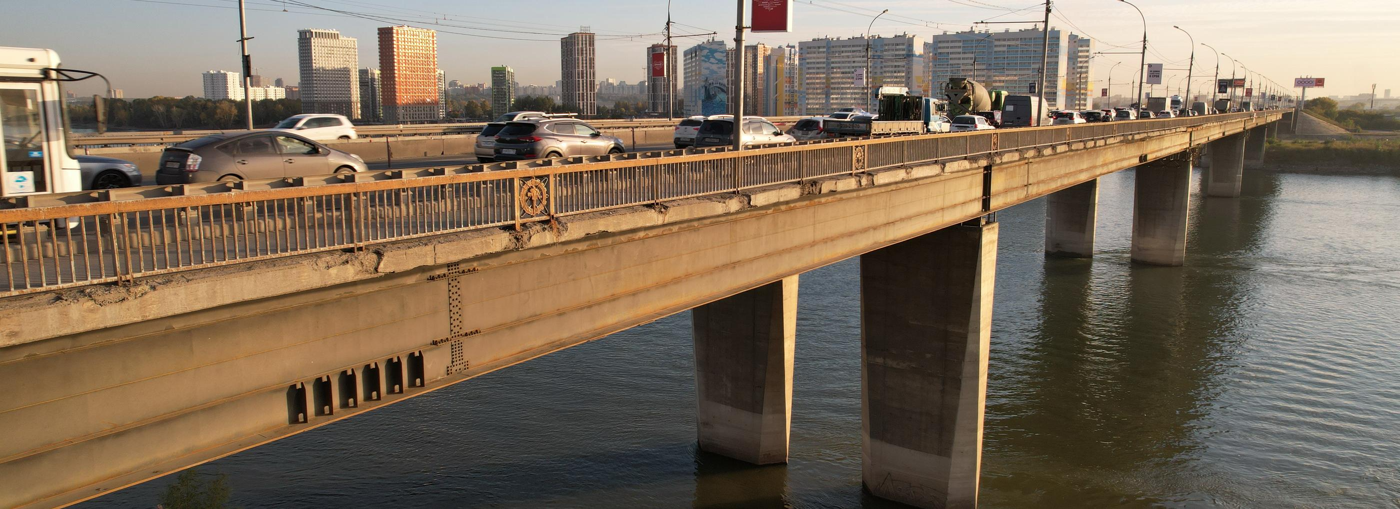 Подрядчик начал демонтировать покрытие тротуаров на Димитровском мосту