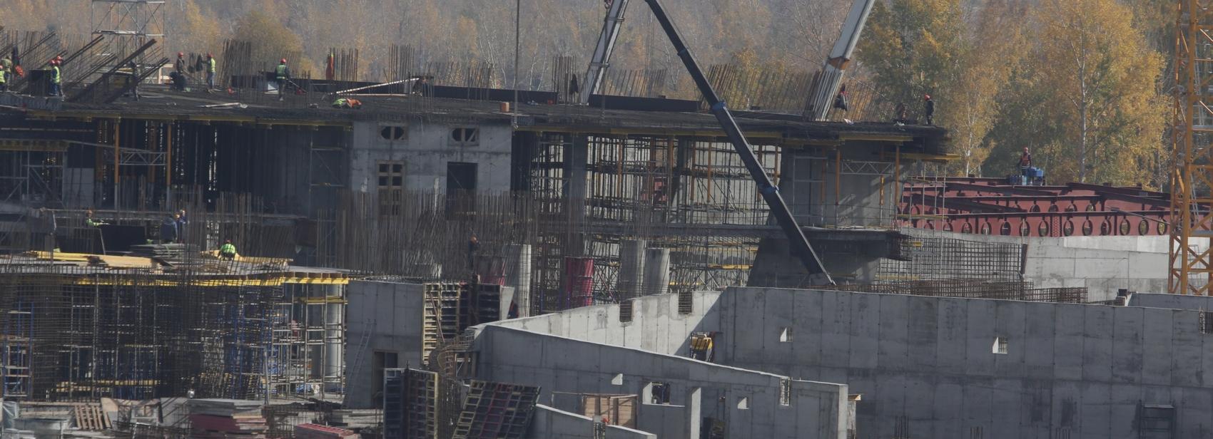 Строители возводят крышу над ледовой ареной в Новосибирске