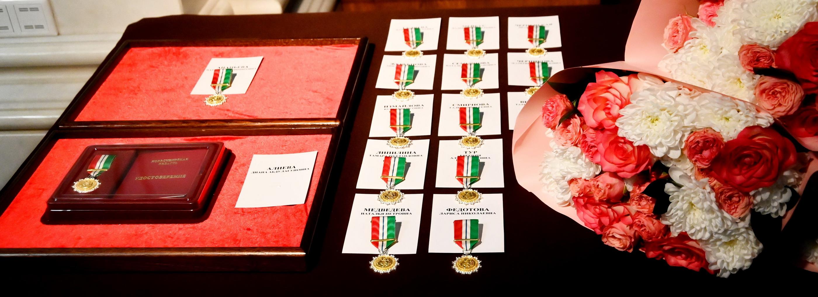 15 многодетных сибирячек получили знаки отличия «За материнскую доблесть»