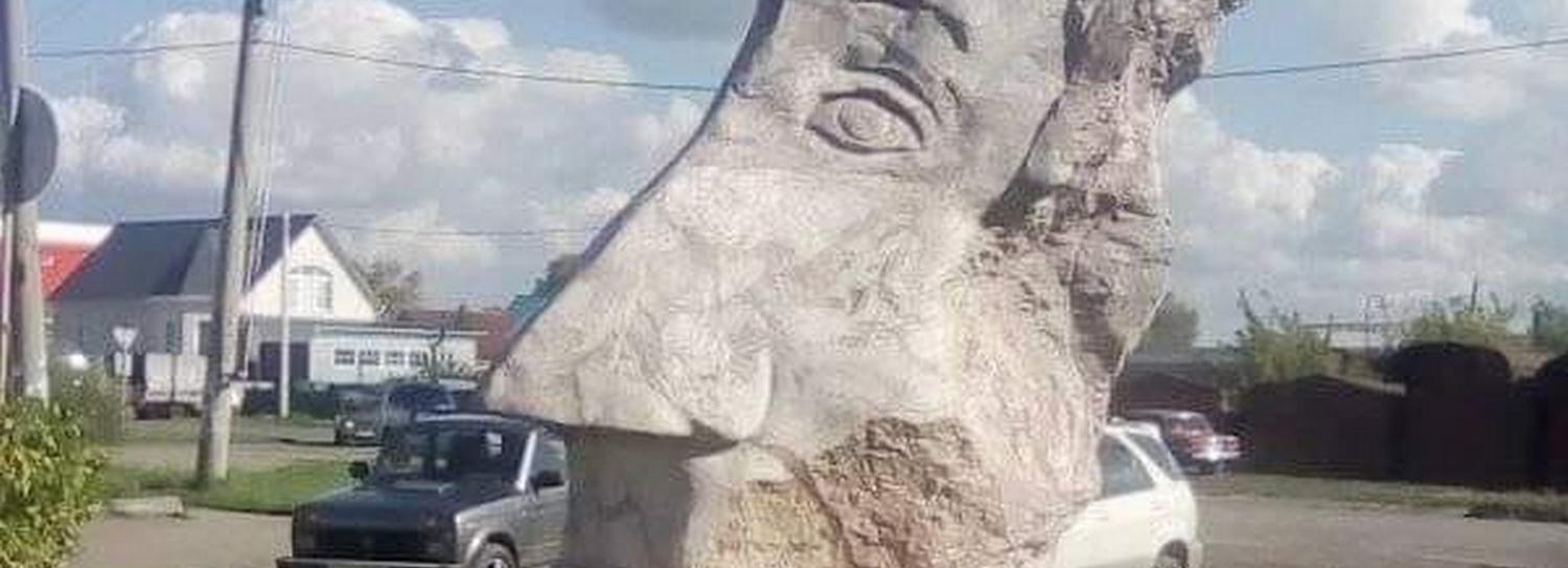 Самый странный памятник Пушкину нашли в Новосибирской области