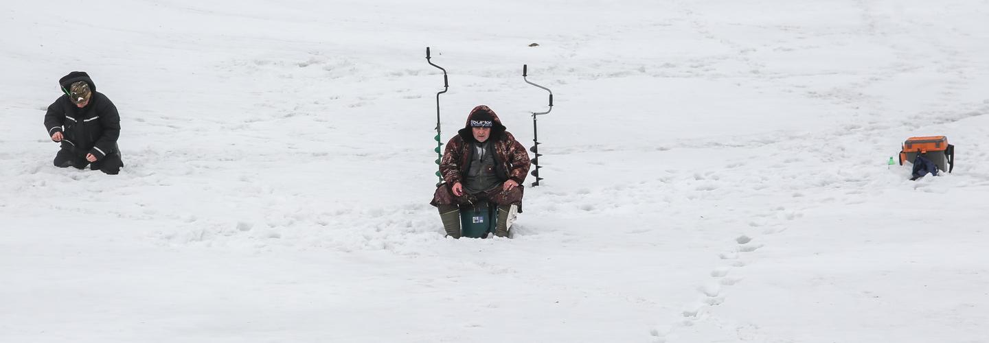 Карась или жизнь: спасатели выгоняют со льда новосибирских рыбаков