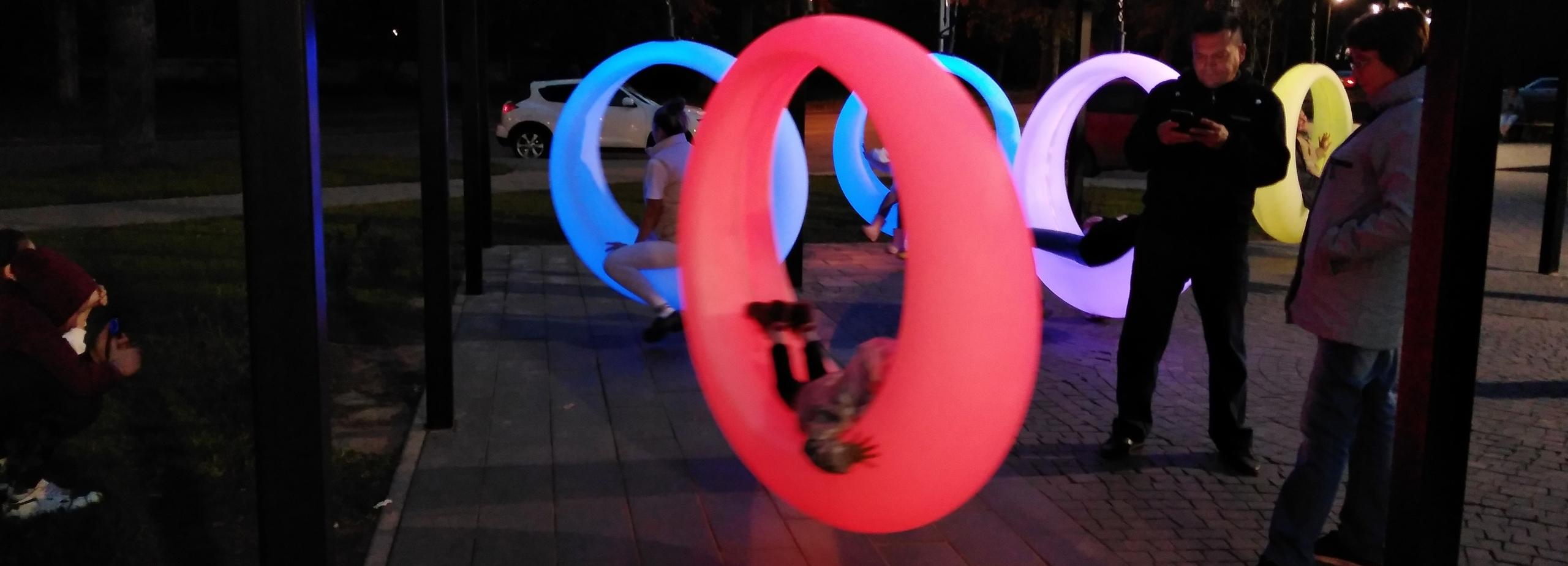 Новый парк со светящимися качелями появился в новосибирском Академгородке