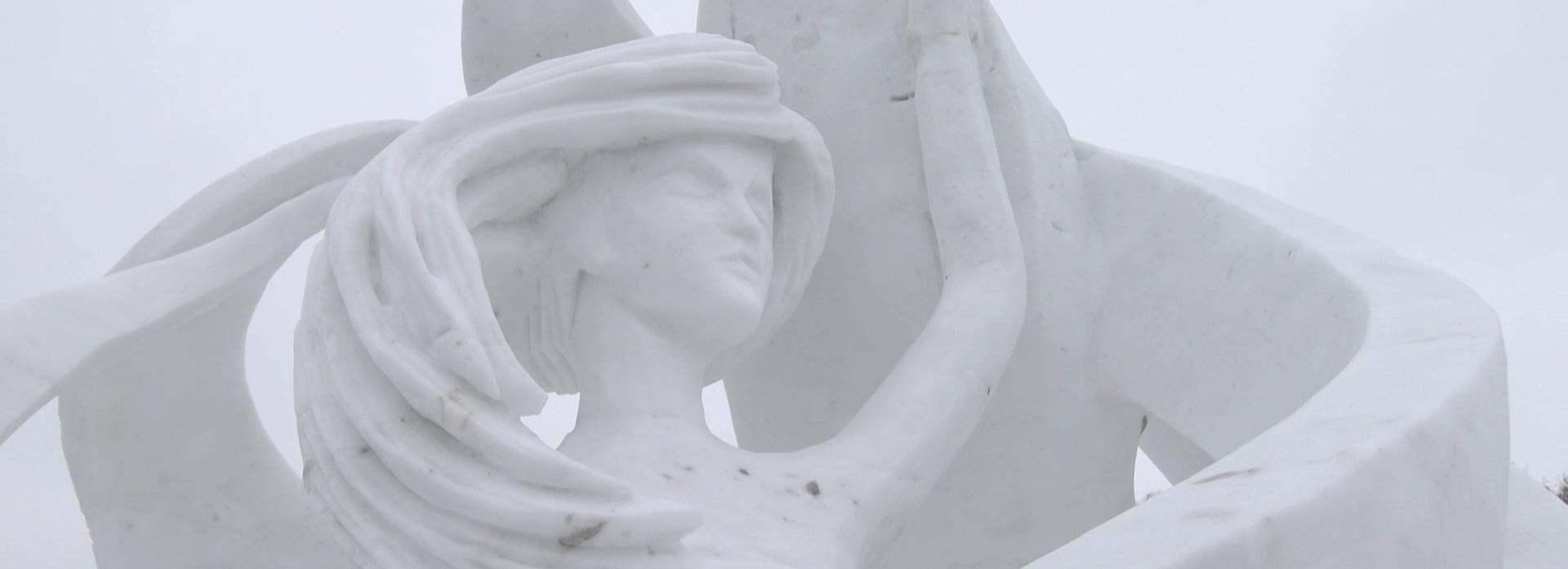 Пострадавшие от ветра снежные скульптуры реанимируют в парке у ЛДС