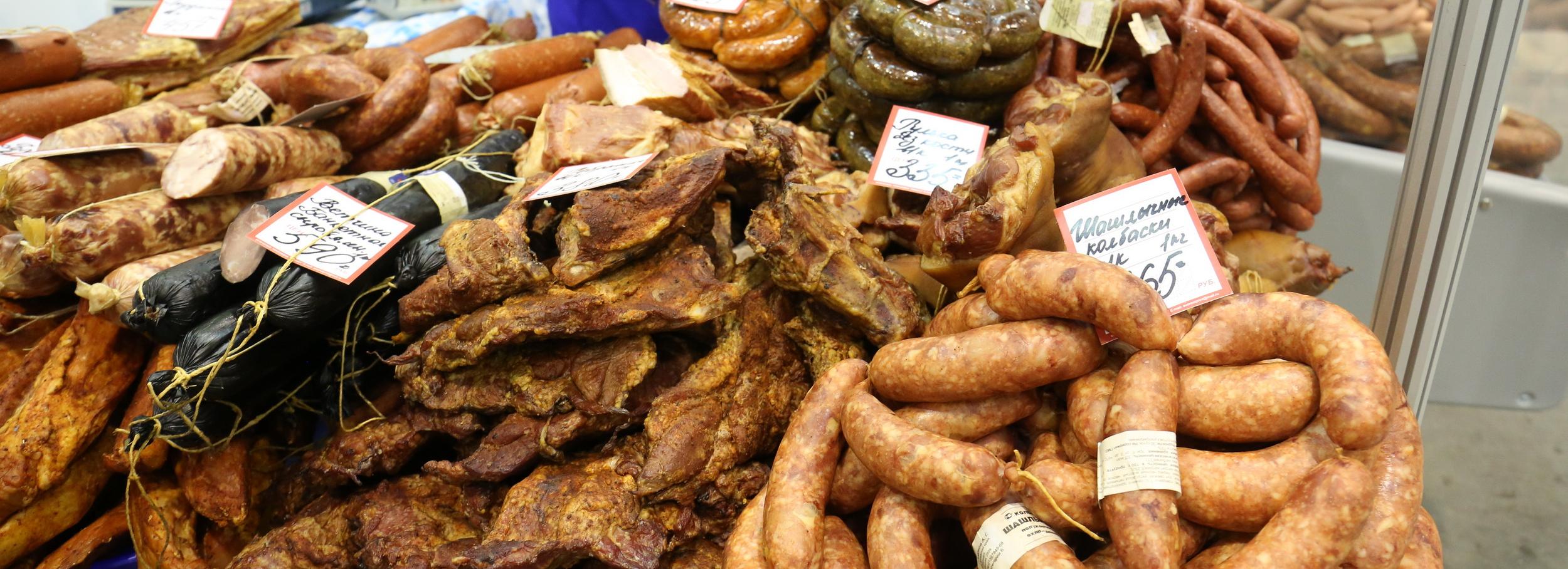 Торты, мясо, колбасу и другую еду можно купить на ярмарке со скидкой