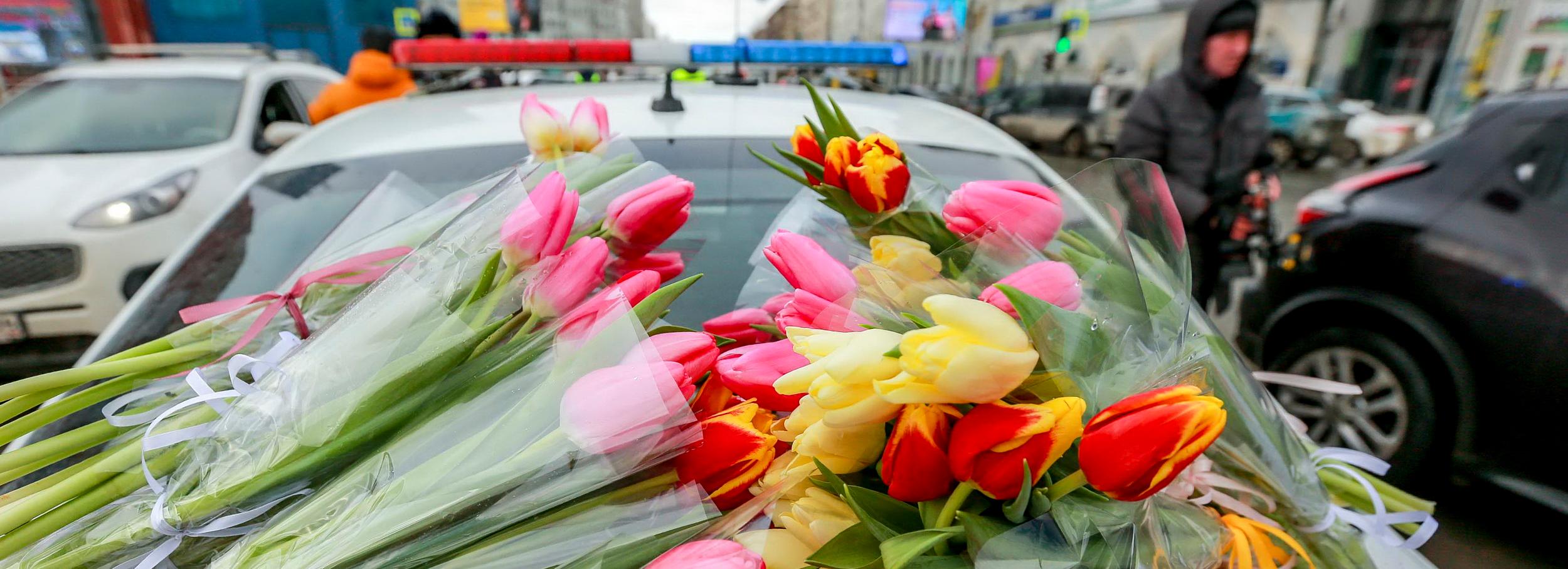 Сотрудники ГИБДД раздали тюльпаны женщинам-водителям в Новосибирске