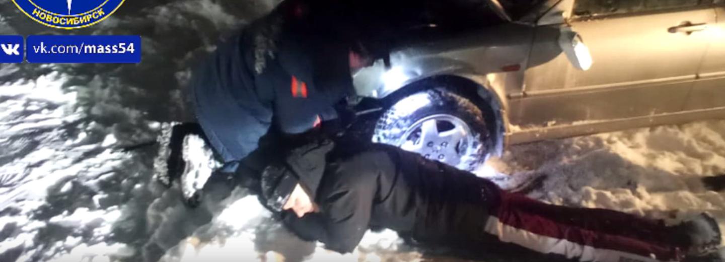Мужчина сломал пальцы при очистке машины от снега в Новосибирске