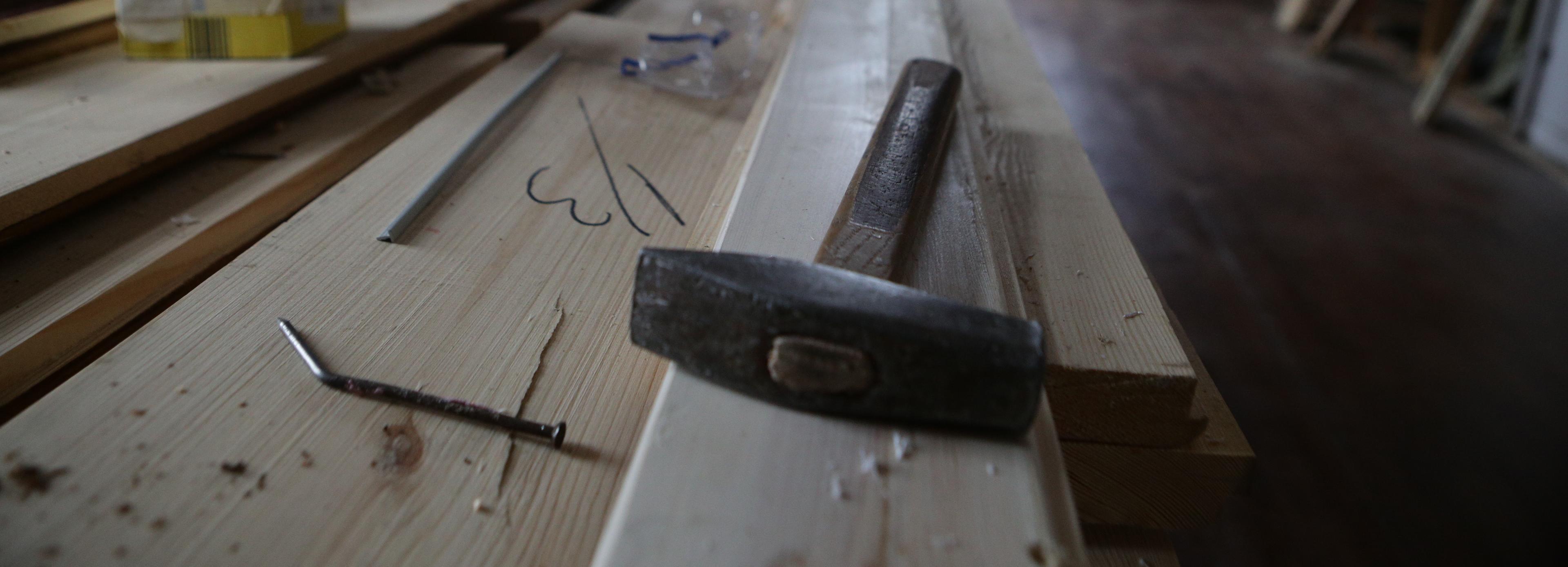 Изоляцию, монтажную пену и молотки собирают для отправки на СВО