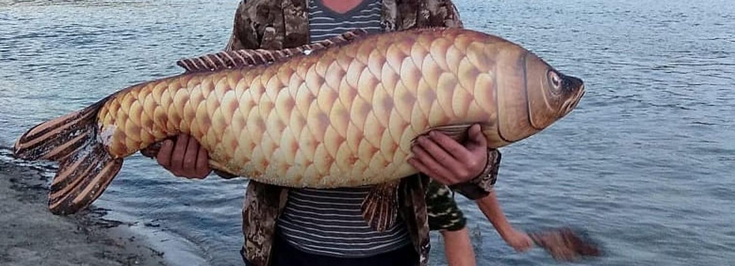 Рыбак рассмешил новосибирцев надувным уловом