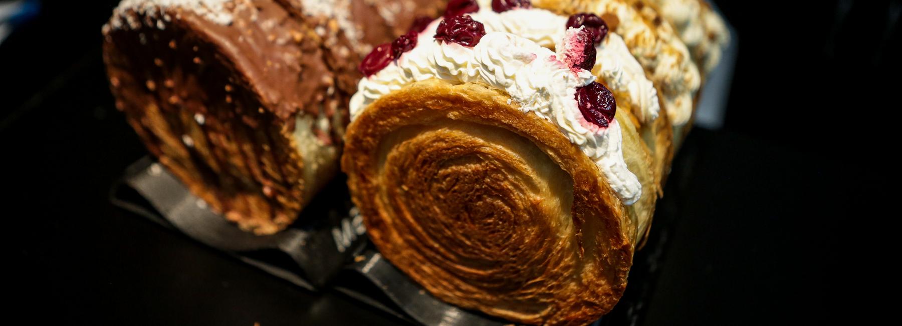 Покорившие ТикТок спиральные круассаны начали печь в Новосибирске