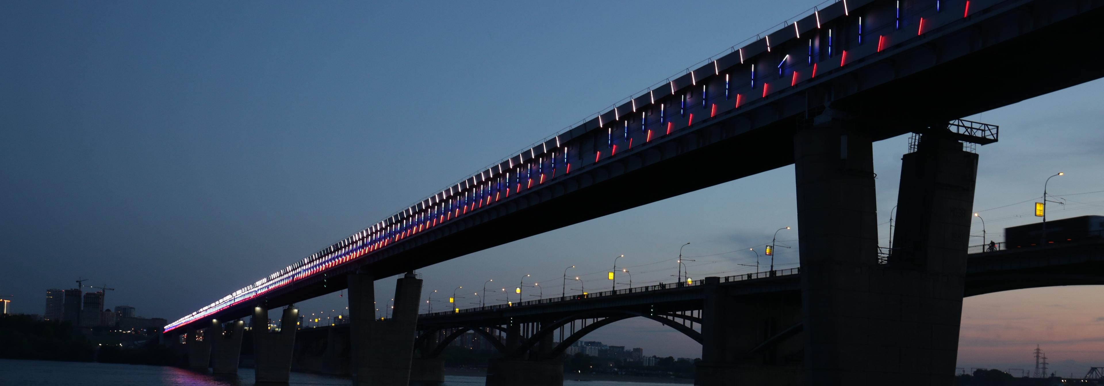 На метромосту зажглась трёхцветная иллюминация в честь Дня России