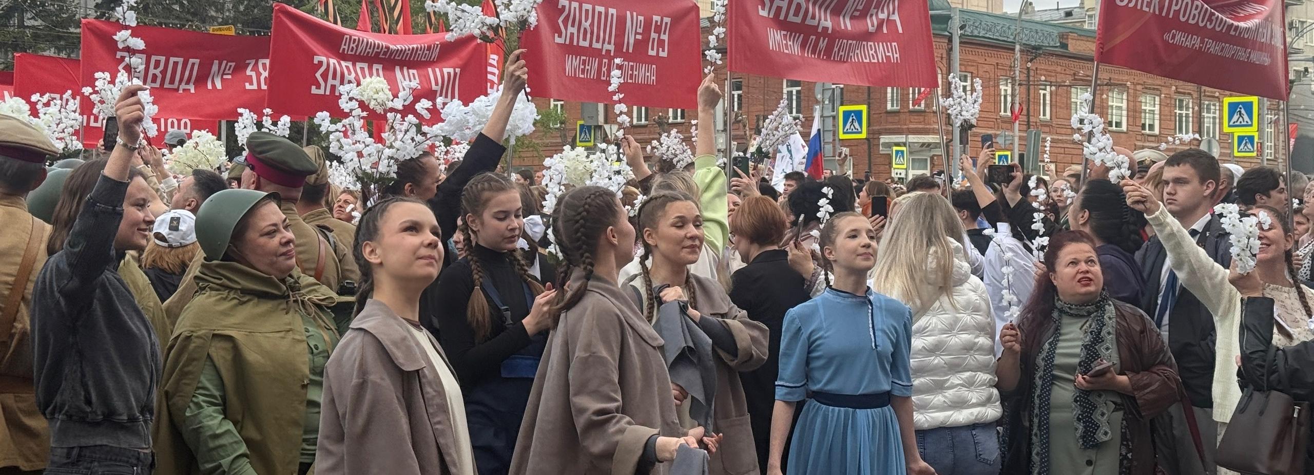 «И город узнал о Победе»: новосибирцы встретили утро на площади Свердлова