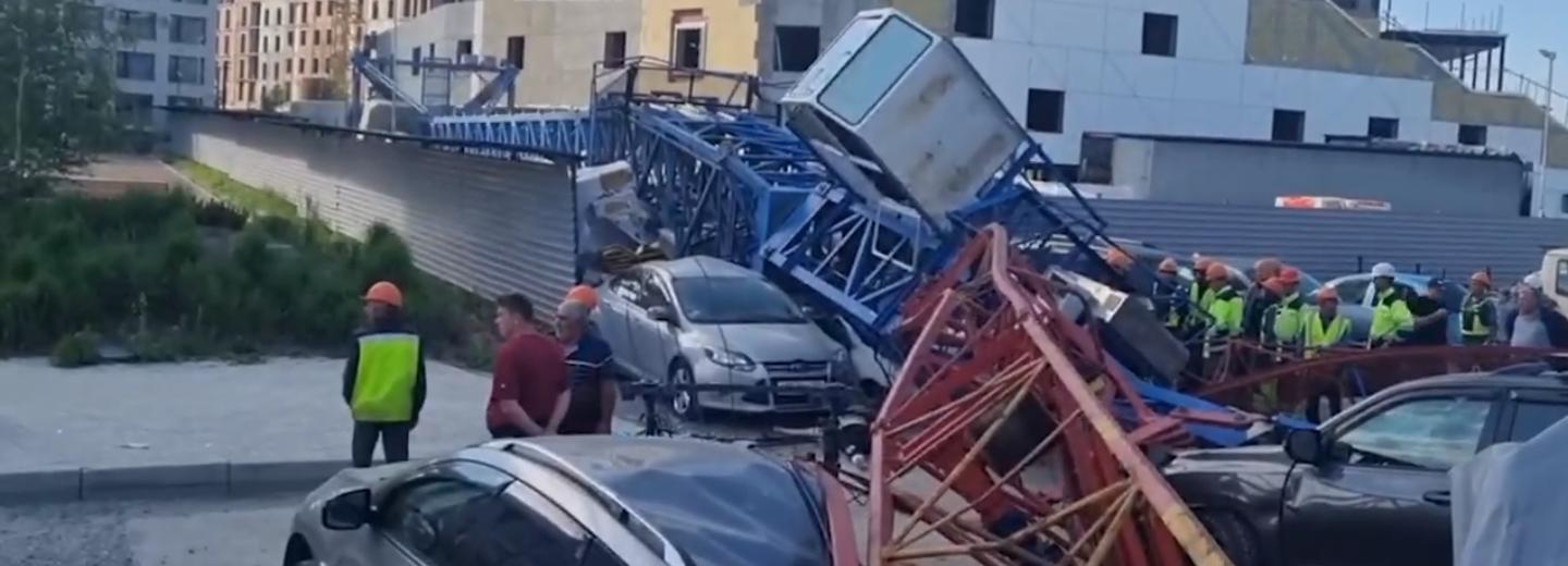 Рабочая погибла из-за падения крана на стройке в Новосибирске