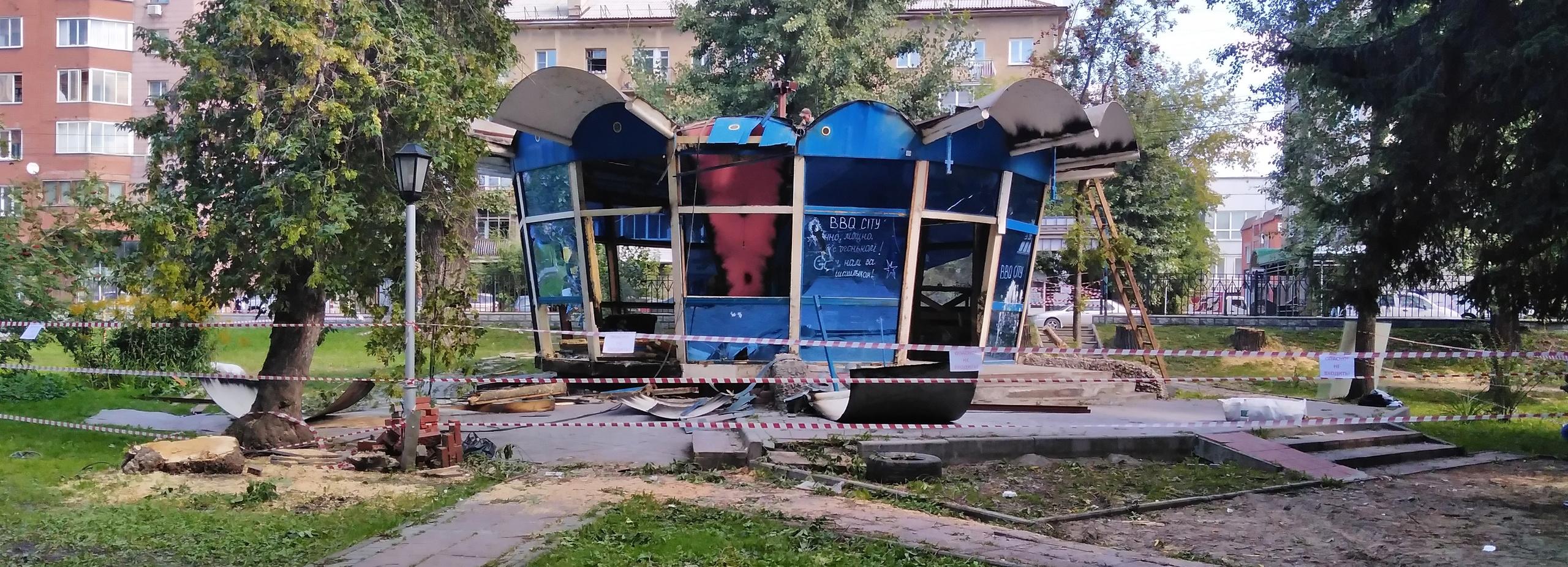 Стекляшку с кафе «Зазеркалье» сносят в Нарымском сквере