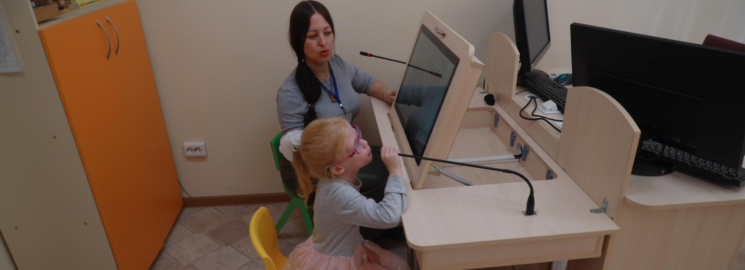 Новый курс реабилитации слепоглухих детей запустили в «Со-творении»