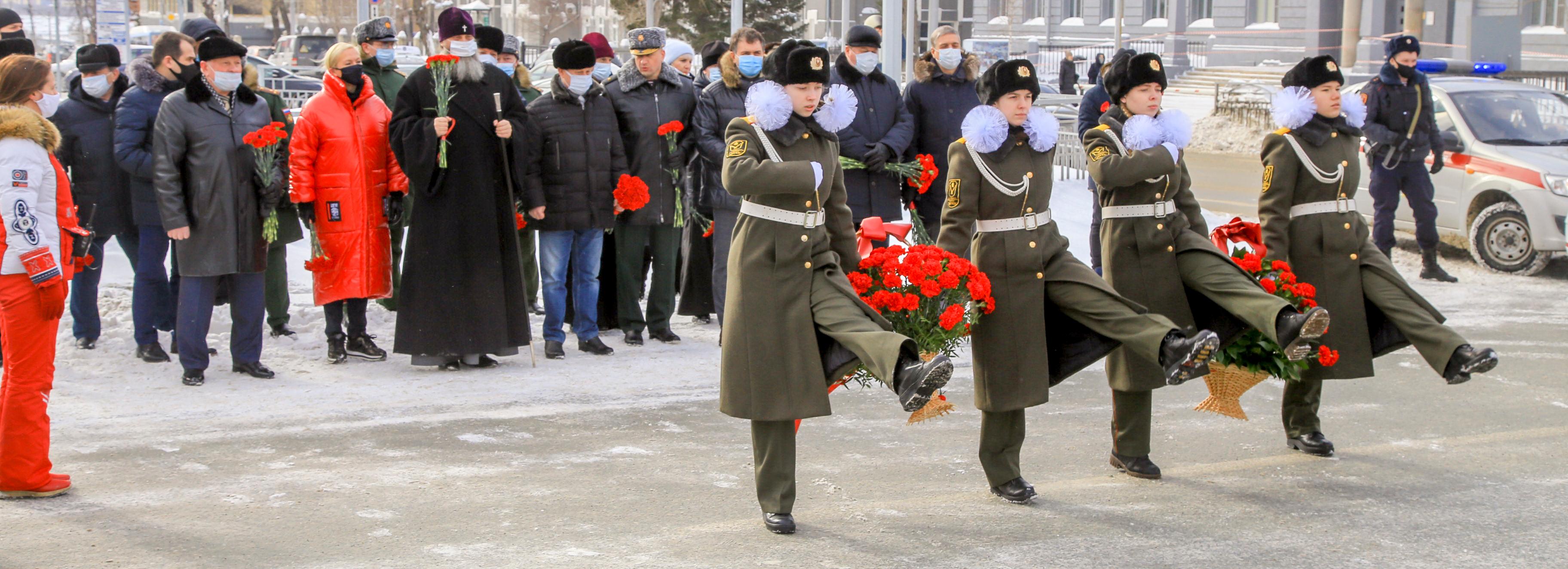 Мэр Локоть возложил цветы к бюсту маршала Покрышкина