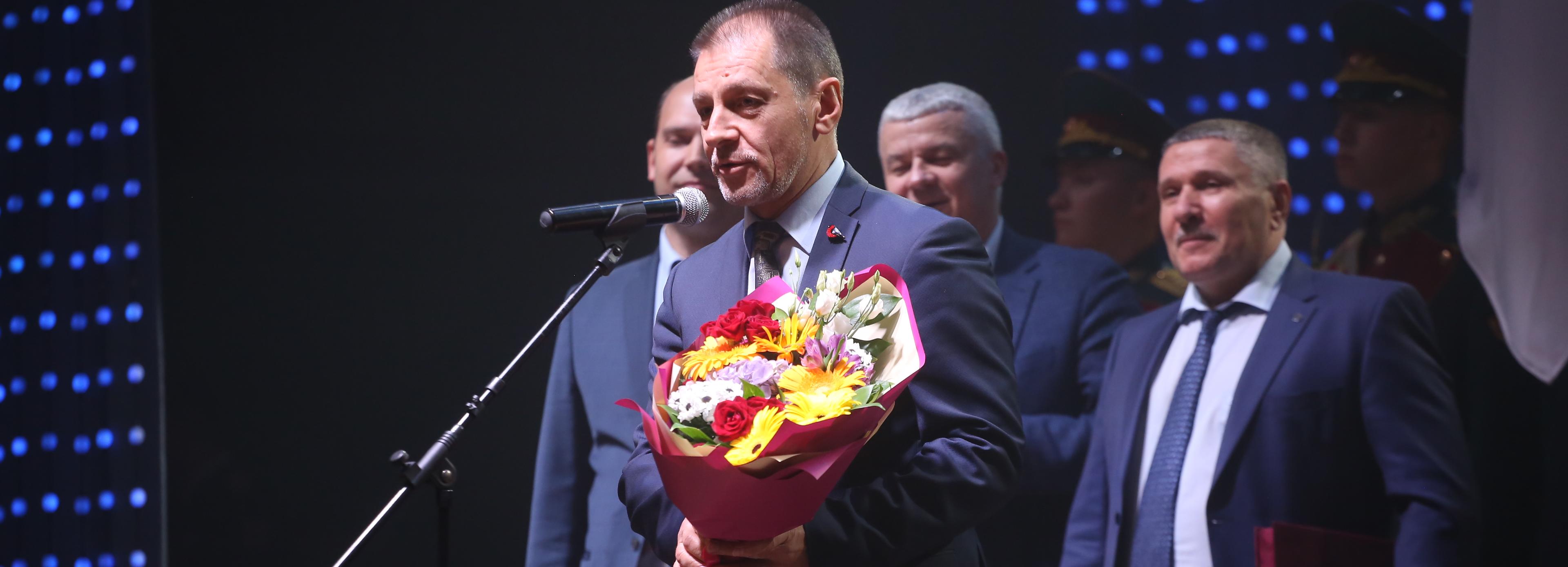 С концертом и подарками: Дзержинский район Новосибирска отметил 90-летие